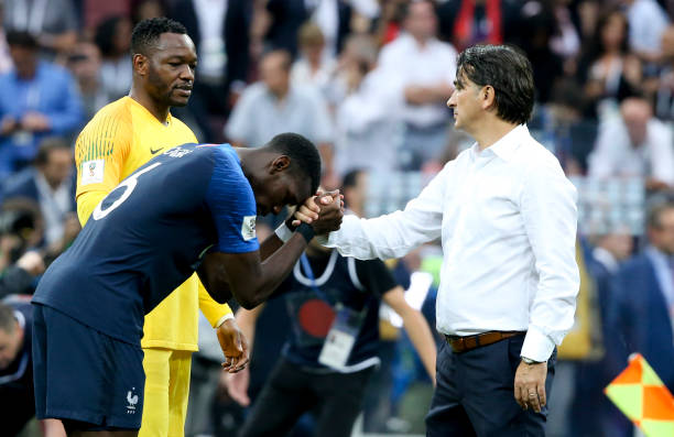 队后防线的 队后防线的