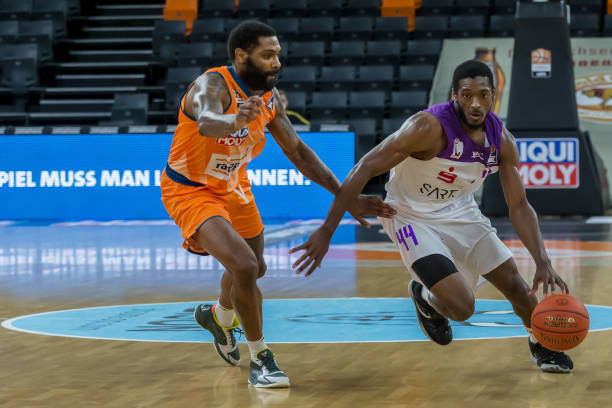 替补席面露 替补席面露